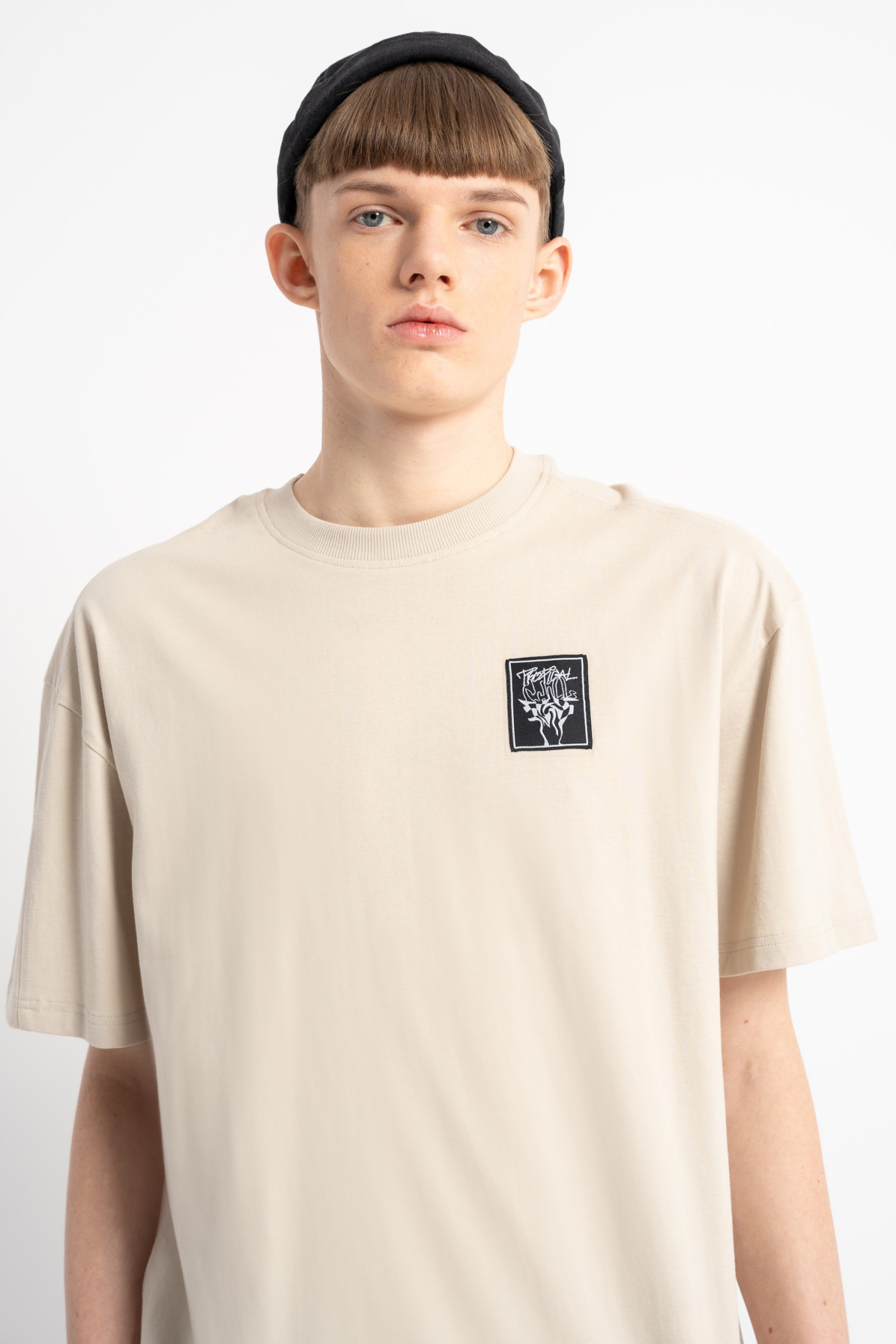 Kremowy t-shirt z autorską grafiką z tyłu Kremowy t-shirt z autorską grafiką z tyłu