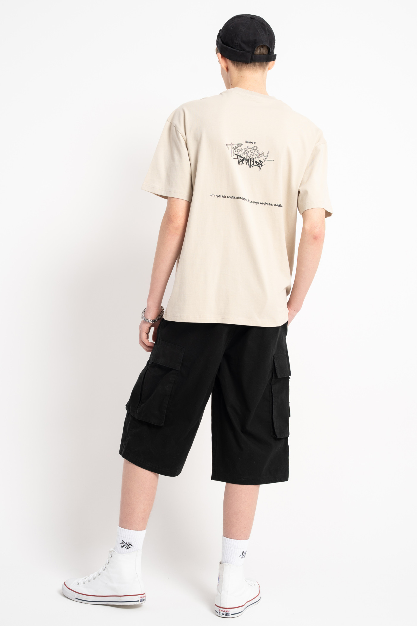 Kremowy t-shirt z autorską grafiką z tyłu Kremowy t-shirt z autorską grafiką z tyłu