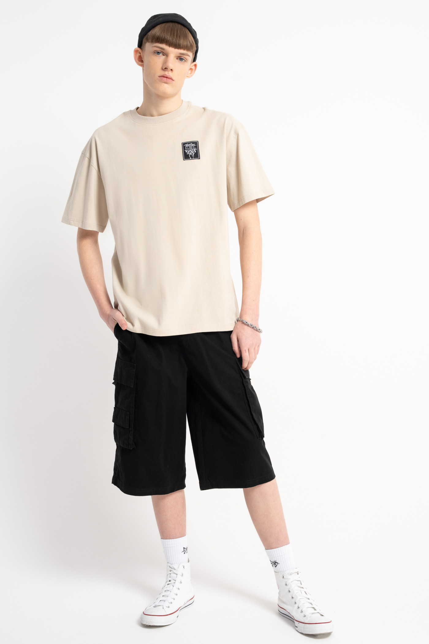 Kremowy t-shirt z autorską grafiką z tyłu Kremowy t-shirt z autorską grafiką z tyłu