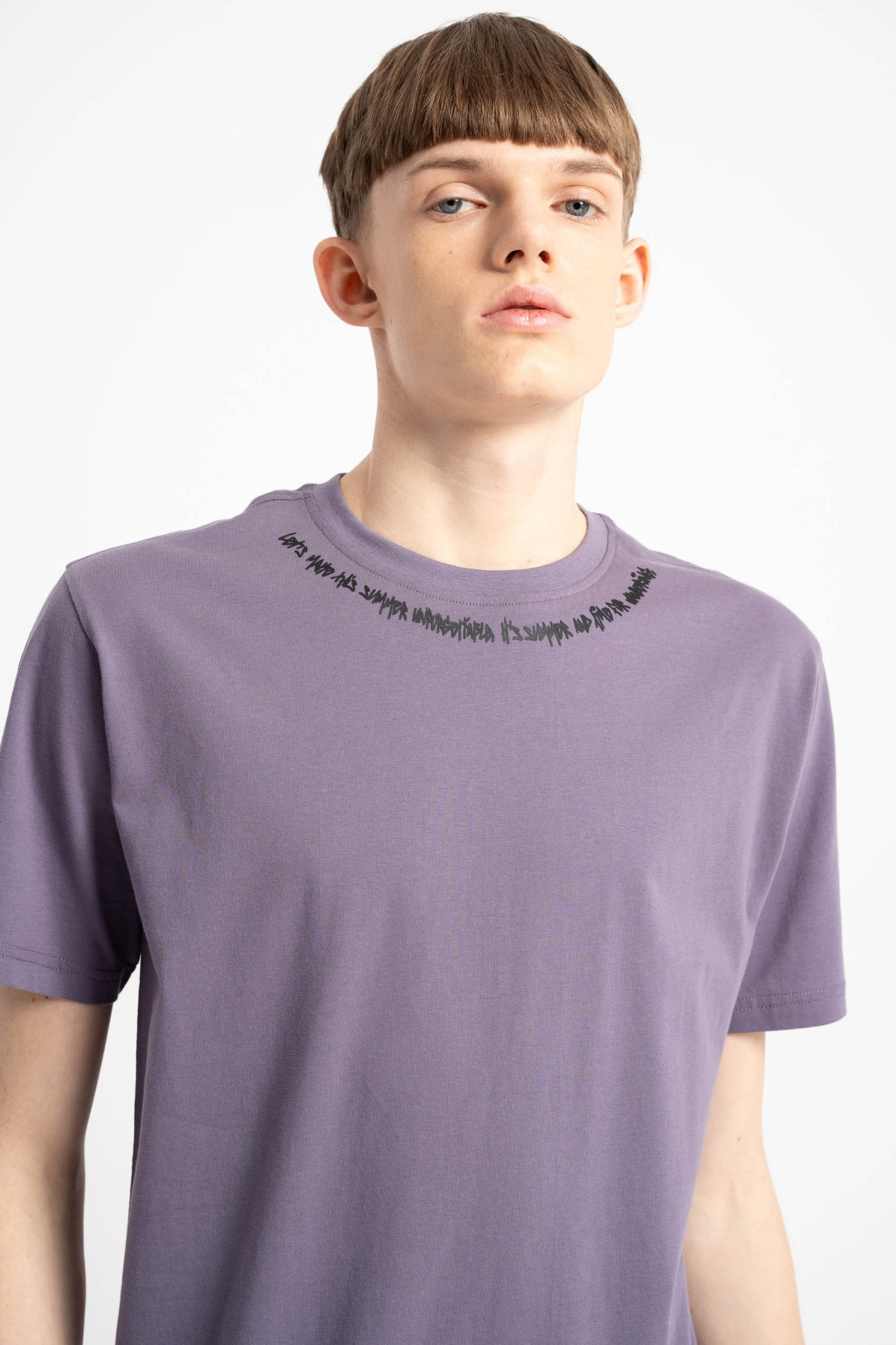 Fioletowy t-shirt z minimalistycznym nadrukiem przy dekolcie