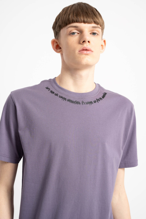Fioletowy t-shirt z minimalistycznym nadrukiem przy dekolcie