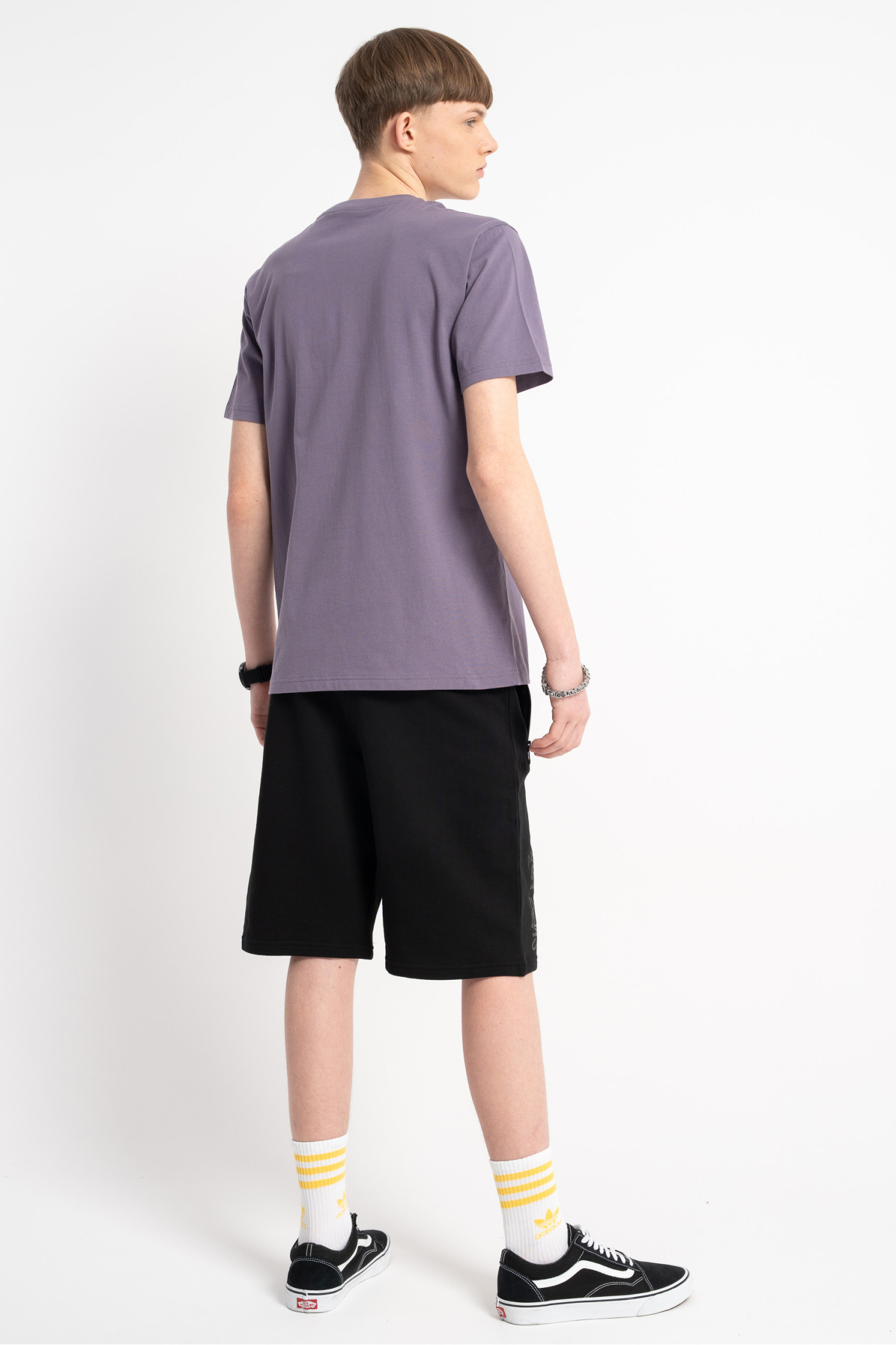 Fioletowy t-shirt z minimalistycznym nadrukiem przy dekolcie