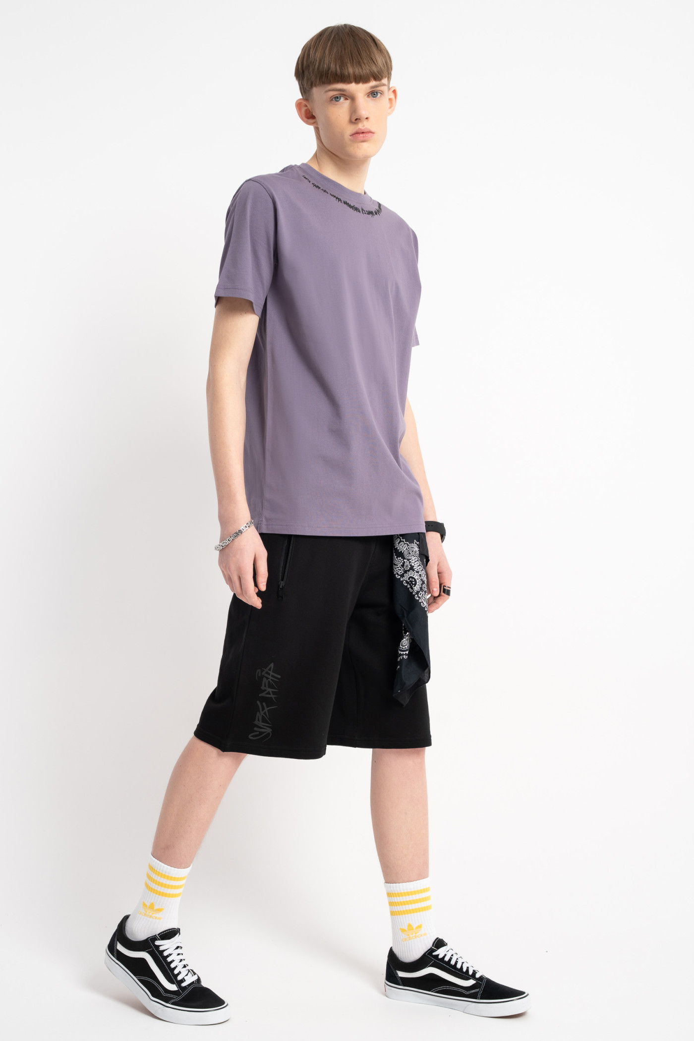Fioletowy t-shirt z minimalistycznym nadrukiem przy dekolcie