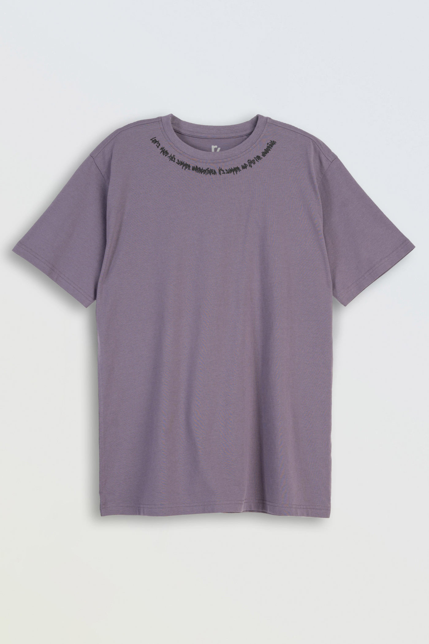 Fioletowy t-shirt z minimalistycznym nadrukiem przy dekolcie