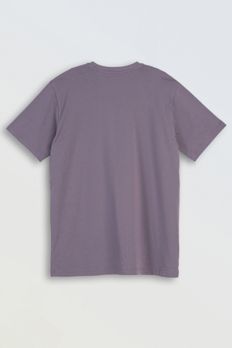 Fioletowy t-shirt z minimalistycznym nadrukiem przy dekolcie