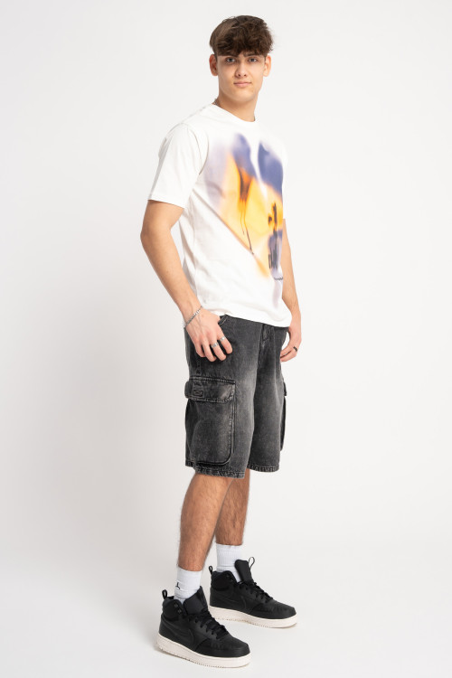 Kremowy t-shirt z autorską grafiką z przodu