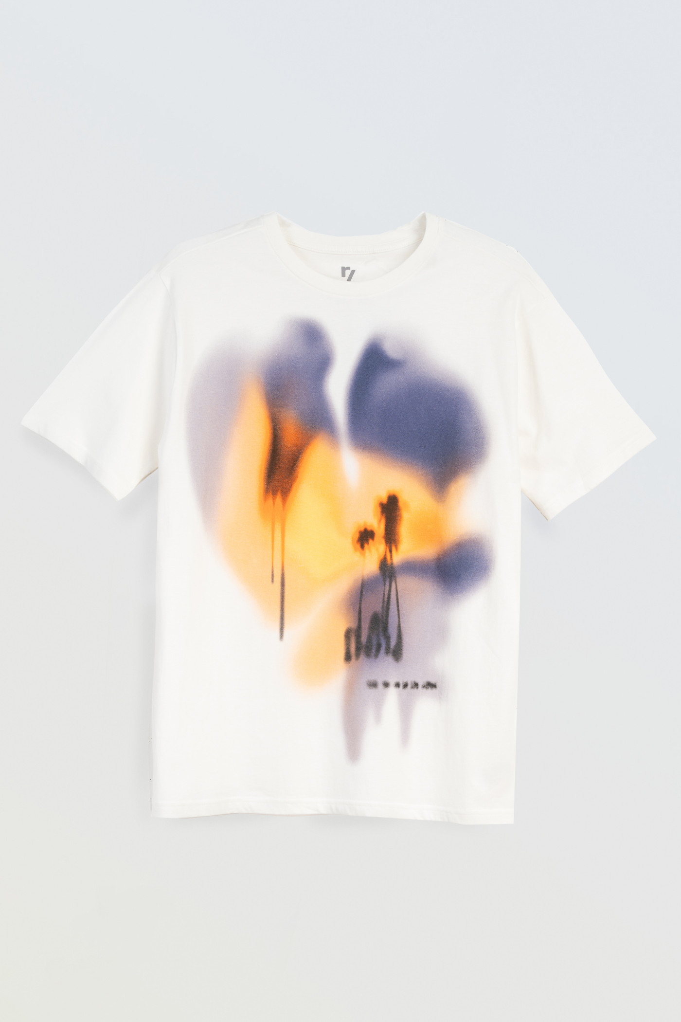 Kremowy t-shirt z autorską grafiką z przodu