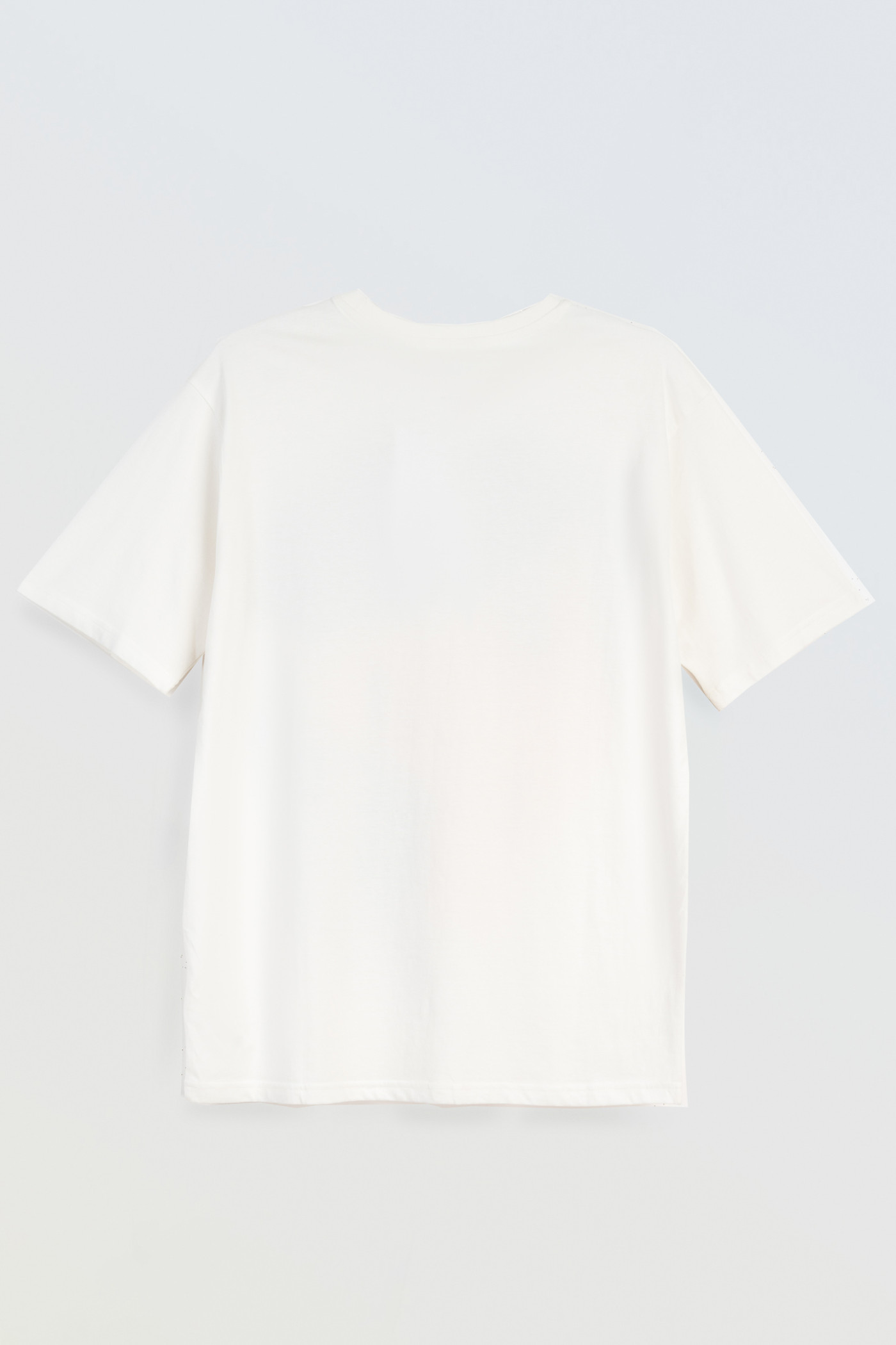 Kremowy t-shirt z autorską grafiką z przodu