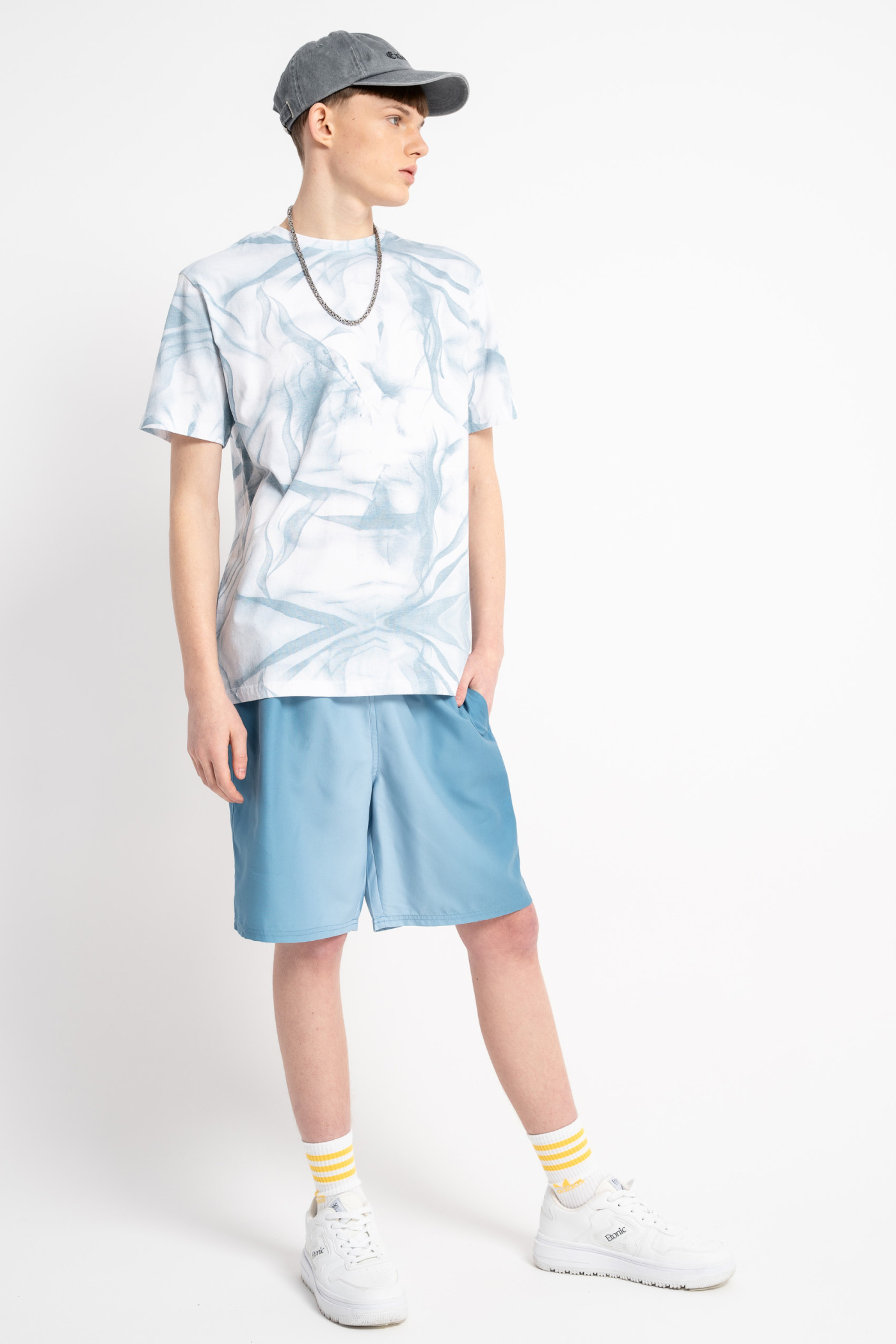 Biały t-shirt z niebieskim nadrukiem na całości Biały t-shirt z niebieskim nadrukiem na całości