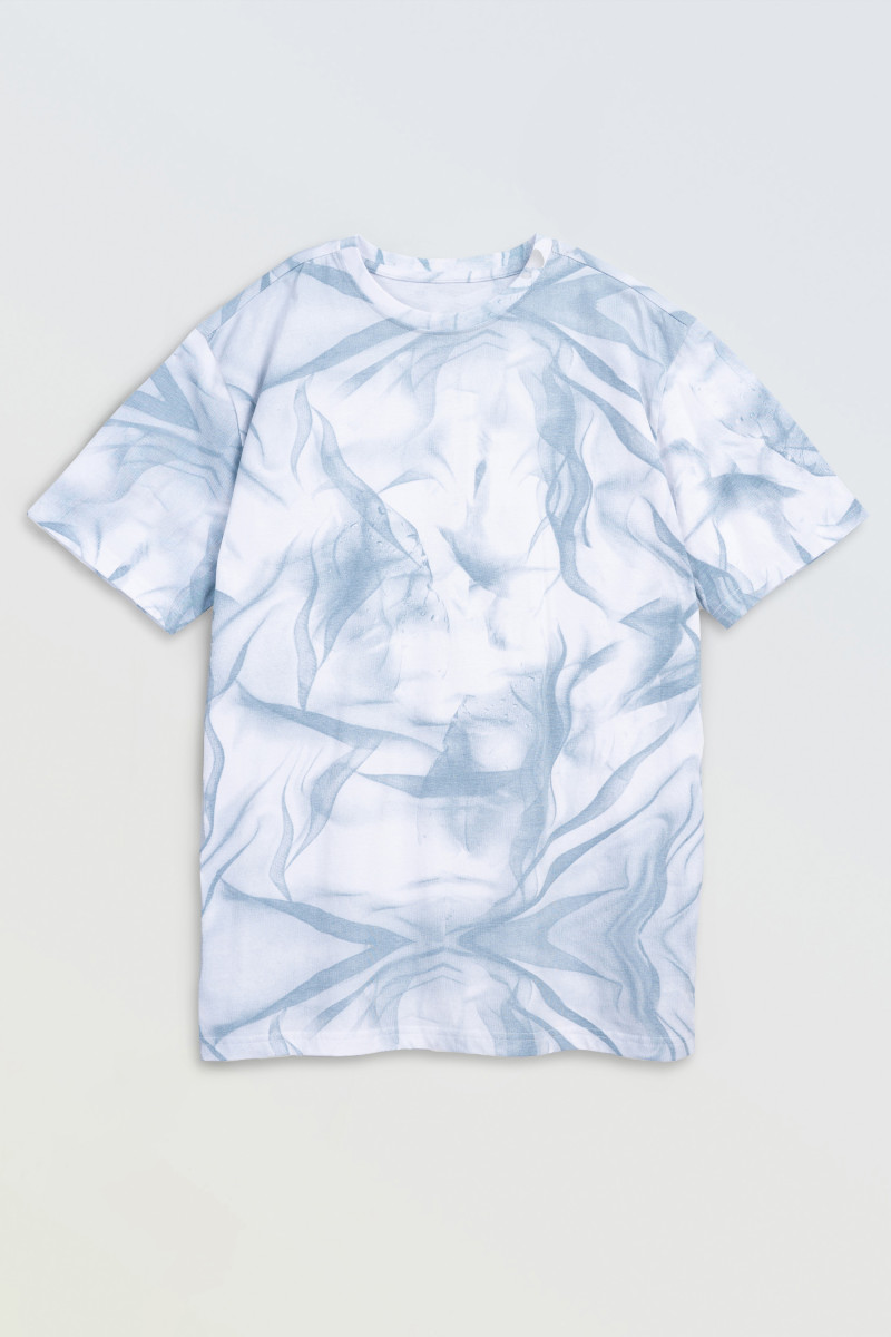 Biały t-shirt z niebieskim nadrukiem na całości Biały t-shirt z niebieskim nadrukiem na całości