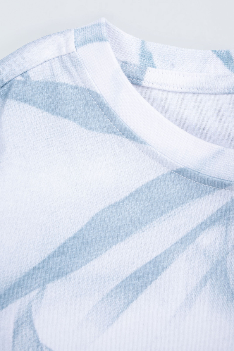 Biały t-shirt z niebieskim nadrukiem na całości Biały t-shirt z niebieskim nadrukiem na całości