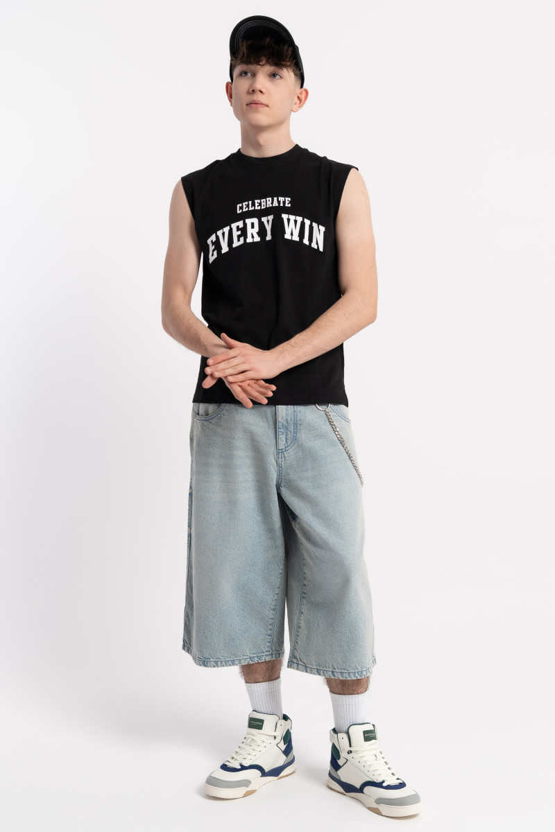 Czarny t-shirt REGULAR bez rękawów z nadrukiem z przodu, czarny