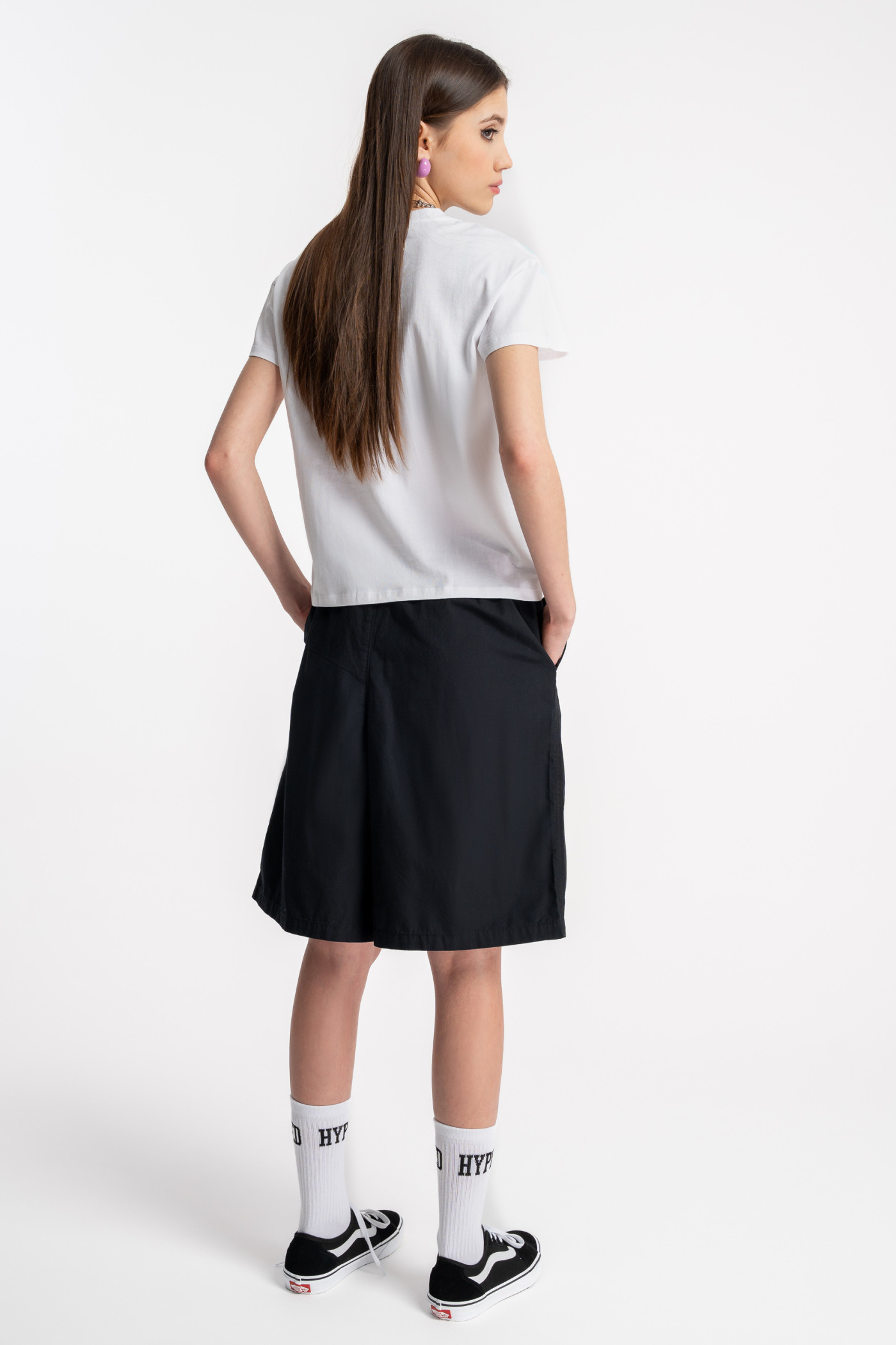 Czarne szorty REGULAR bez nadruków ściągane w pasie