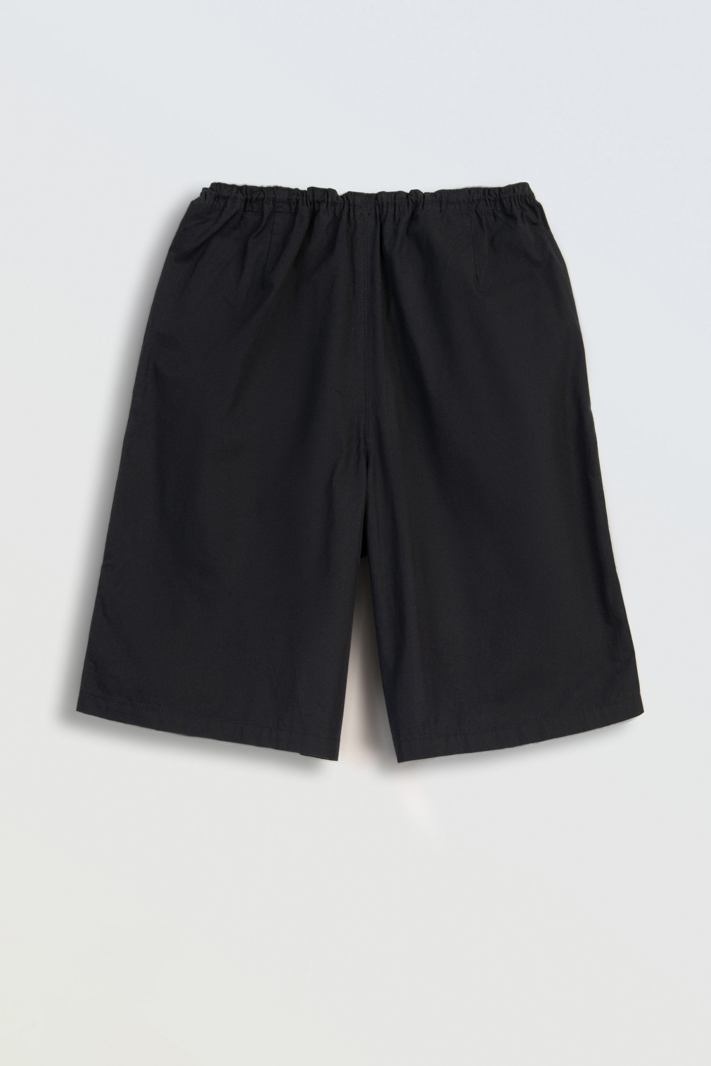 Czarne szorty REGULAR bez nadruków ściągane w pasie