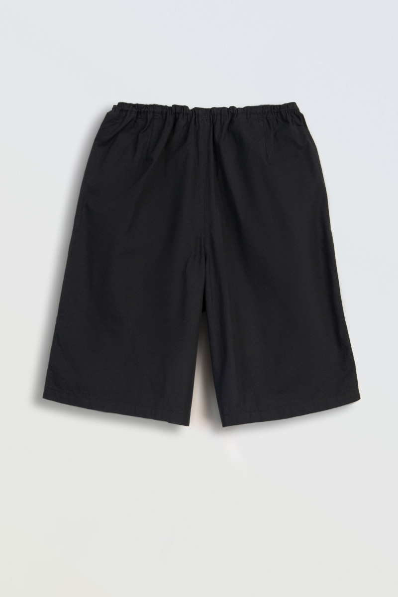 Czarne szorty REGULAR bez nadruków ściągane w pasie