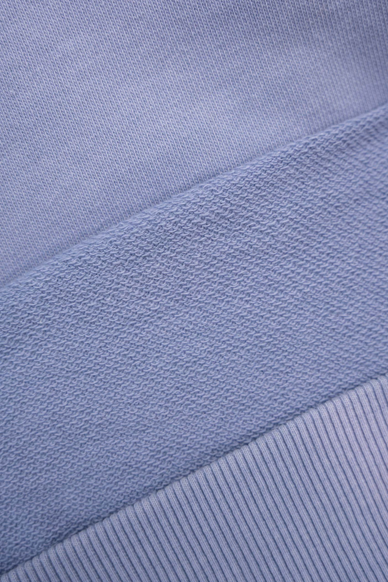 Fioletowa bluza z efektem sprayowania