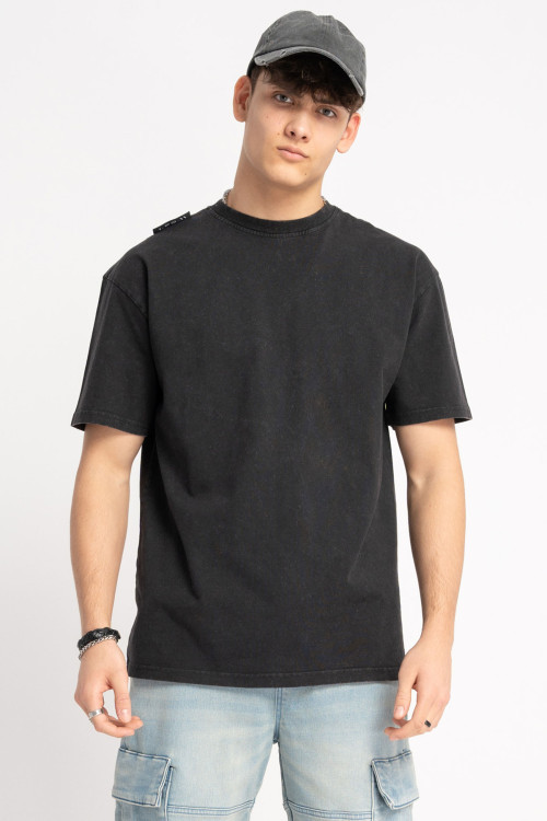 Ciemnoszary t-shirt z efektem sprania i minimalistyczną naszywką