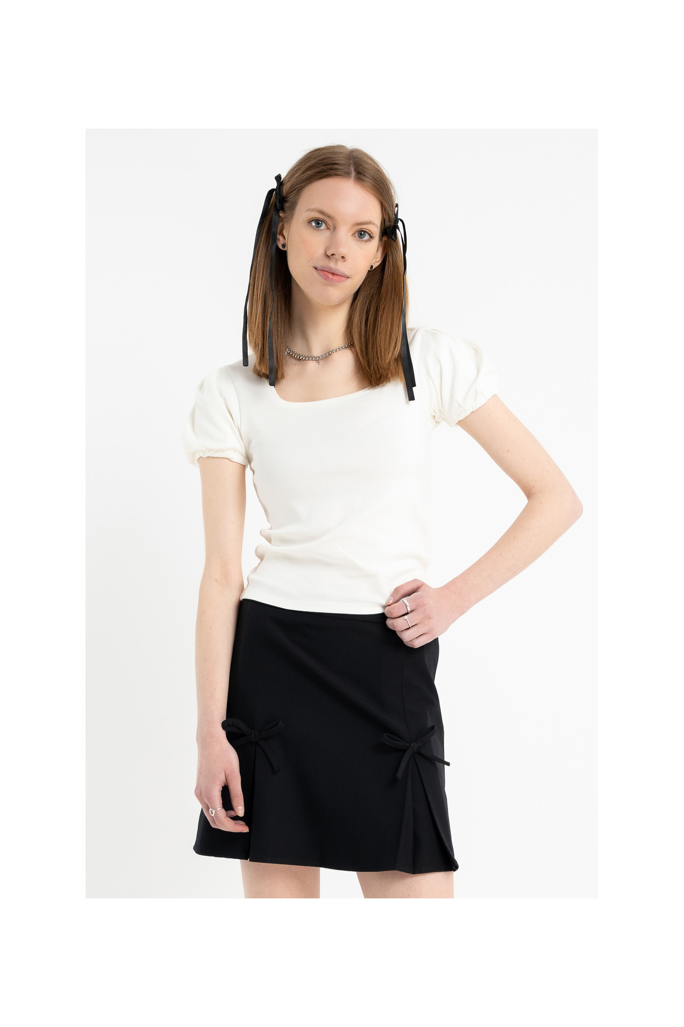 Czarna elegancka spódnica mini z ozdobnymi kokardkami