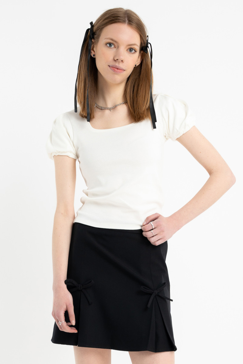 Czarna elegancka spódnica mini z ozdobnymi kokardkami