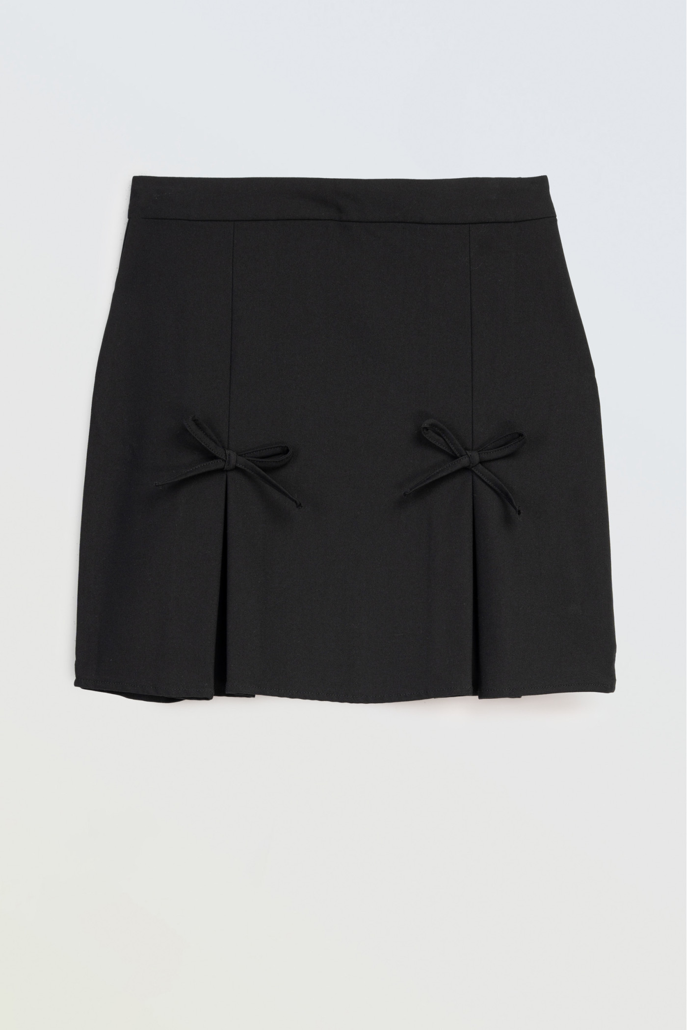 Czarna elegancka spódnica mini z ozdobnymi kokardkami