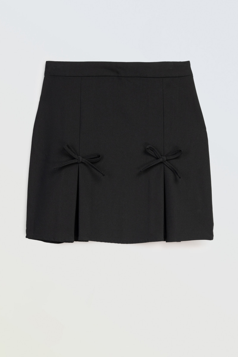 Czarna elegancka spódnica mini z ozdobnymi kokardkami