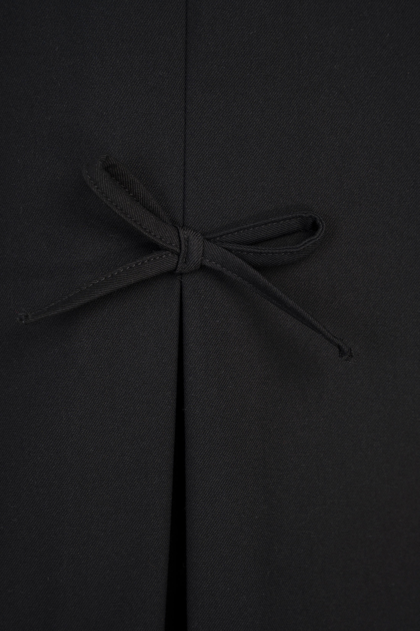 Czarna elegancka spódnica mini z ozdobnymi kokardkami