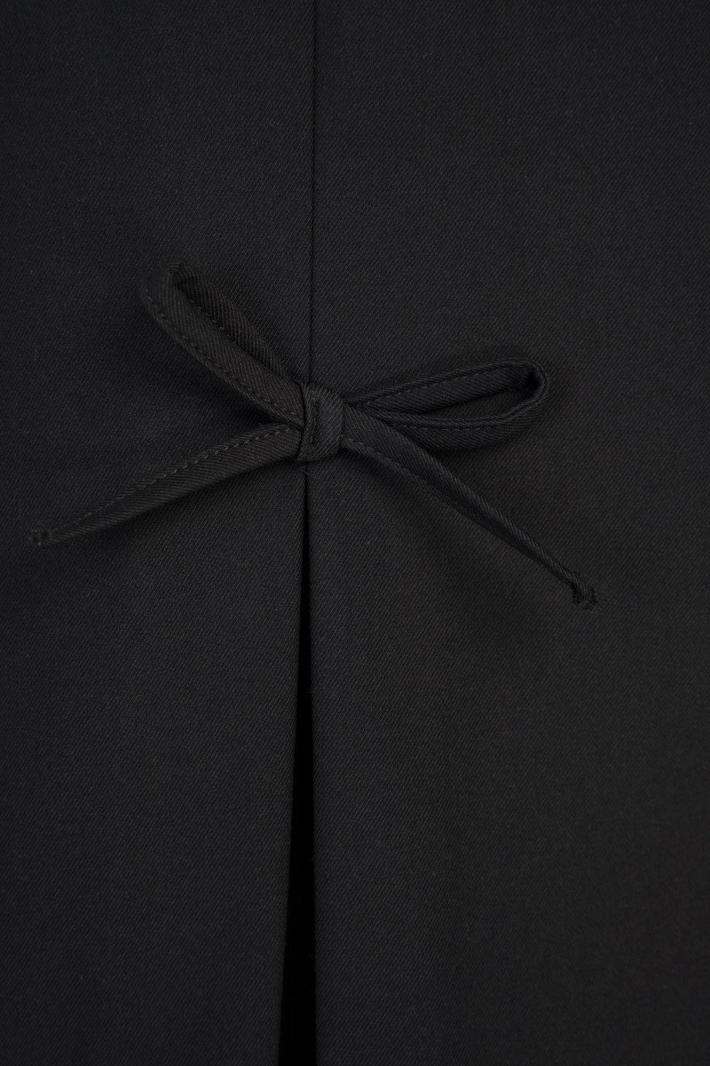 Czarna elegancka spódnica mini z ozdobnymi kokardkami