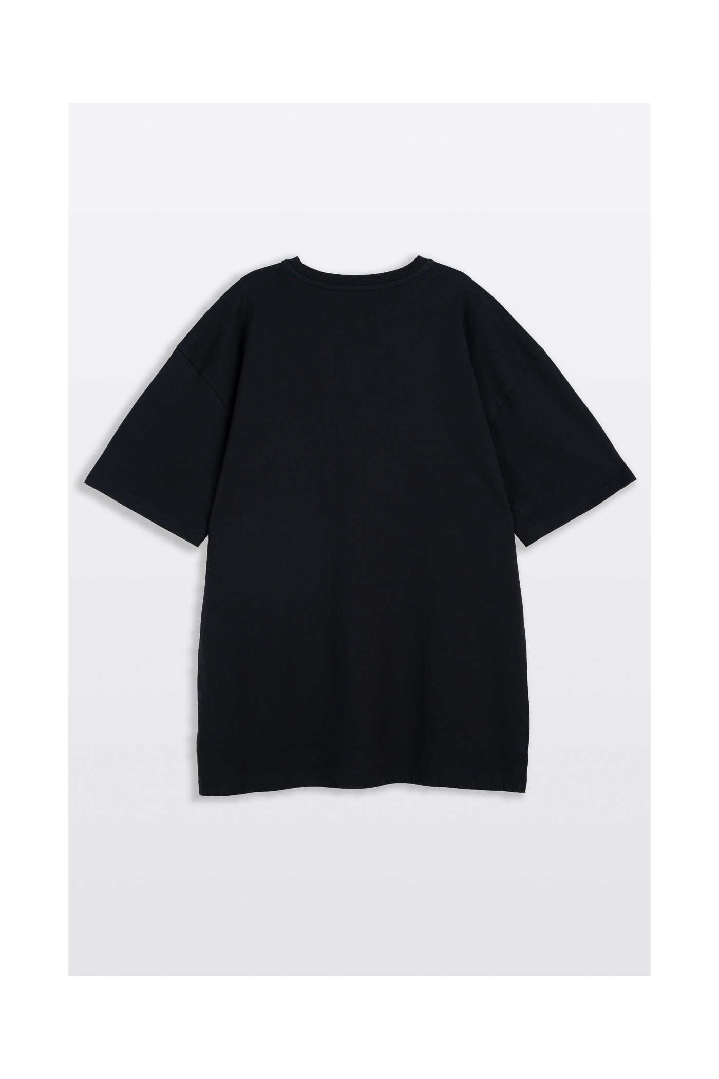 Czarny luźny t-shirt bez nadruków