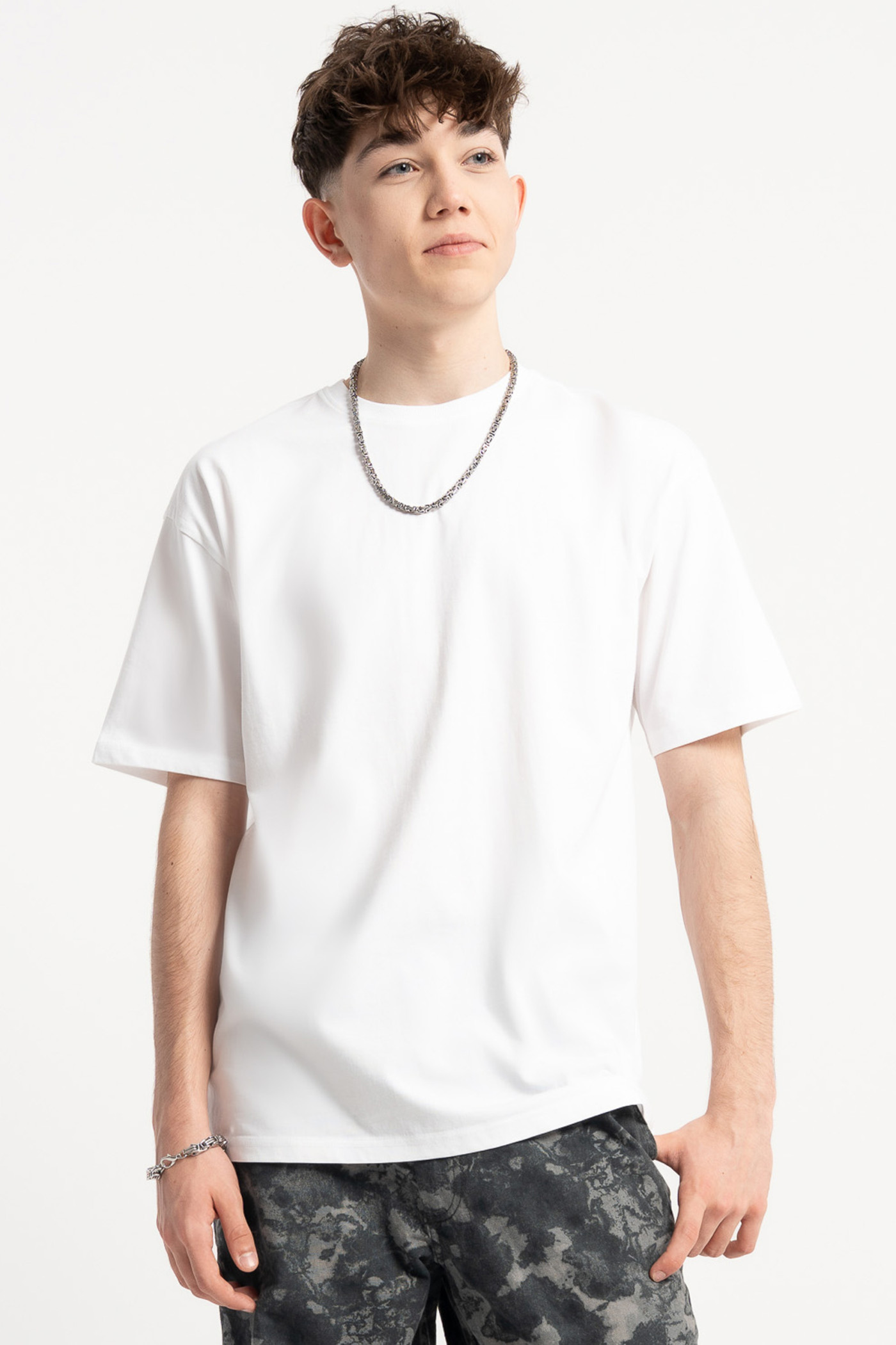 Biały luźny t-shirt bez nadruków