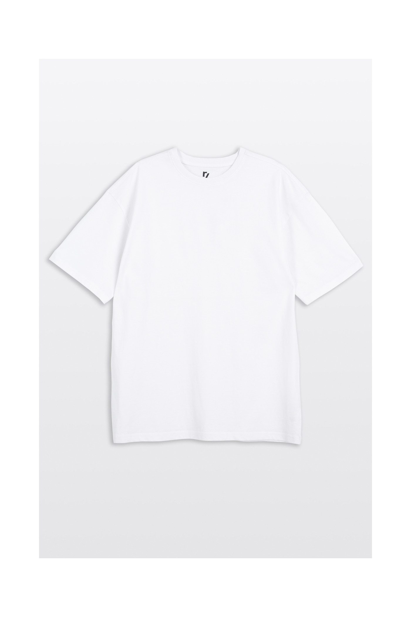 Biały luźny t-shirt bez nadruków