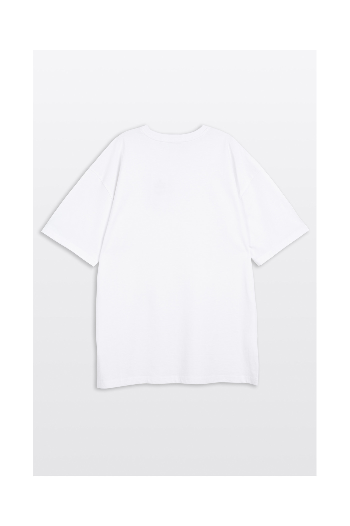 Biały luźny t-shirt bez nadruków