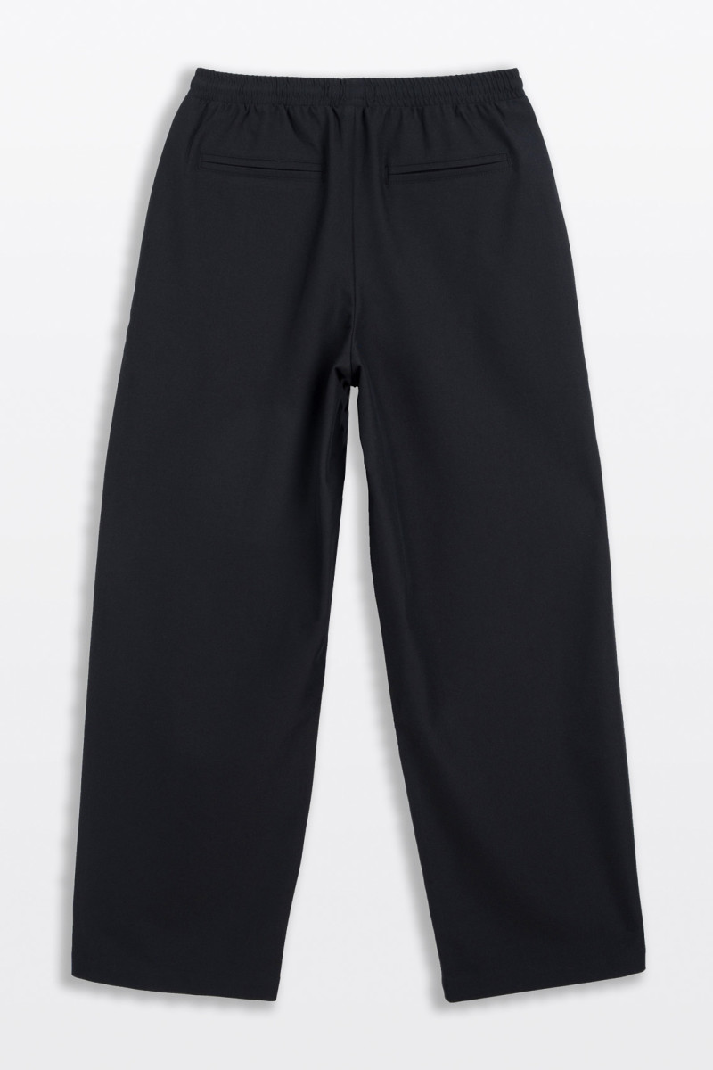 Czarne spodnie garniturowe typu CHINOS