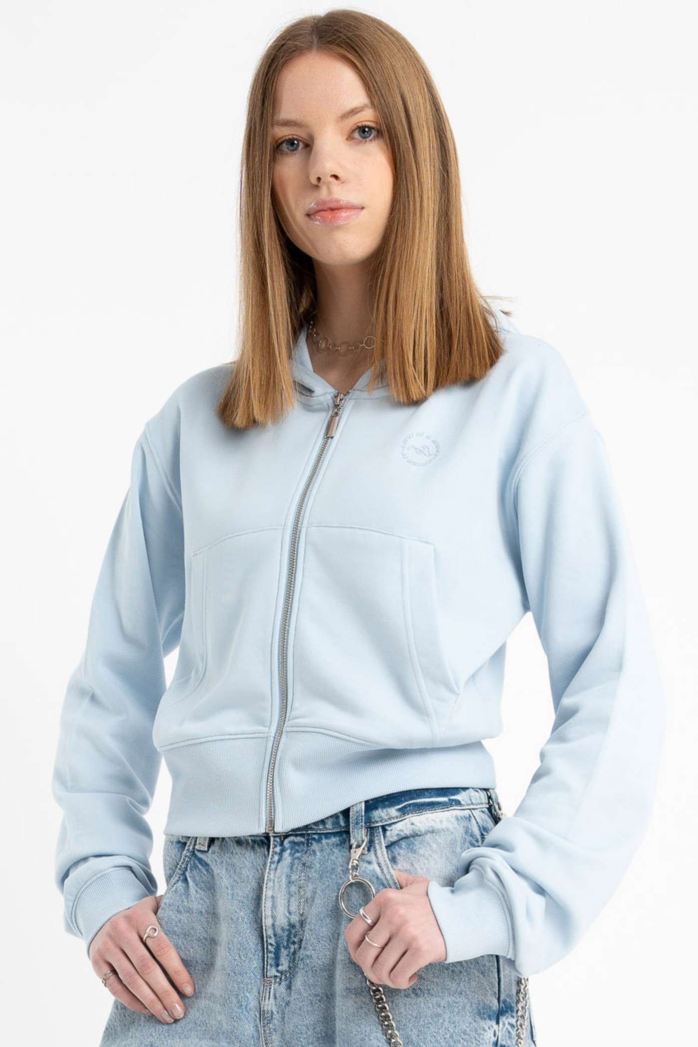 Niebieska bluza z kapturem z minimalistycznym nadrukiem