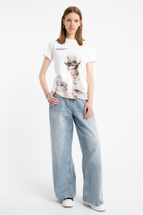 Biały t-shirt z autorską grafiką z przodu