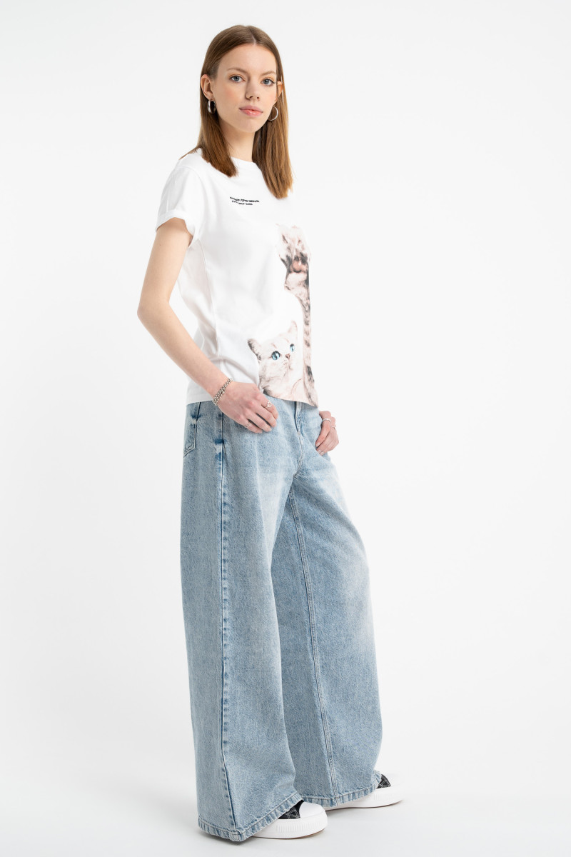 Biały t-shirt z autorską grafiką z przodu, biały