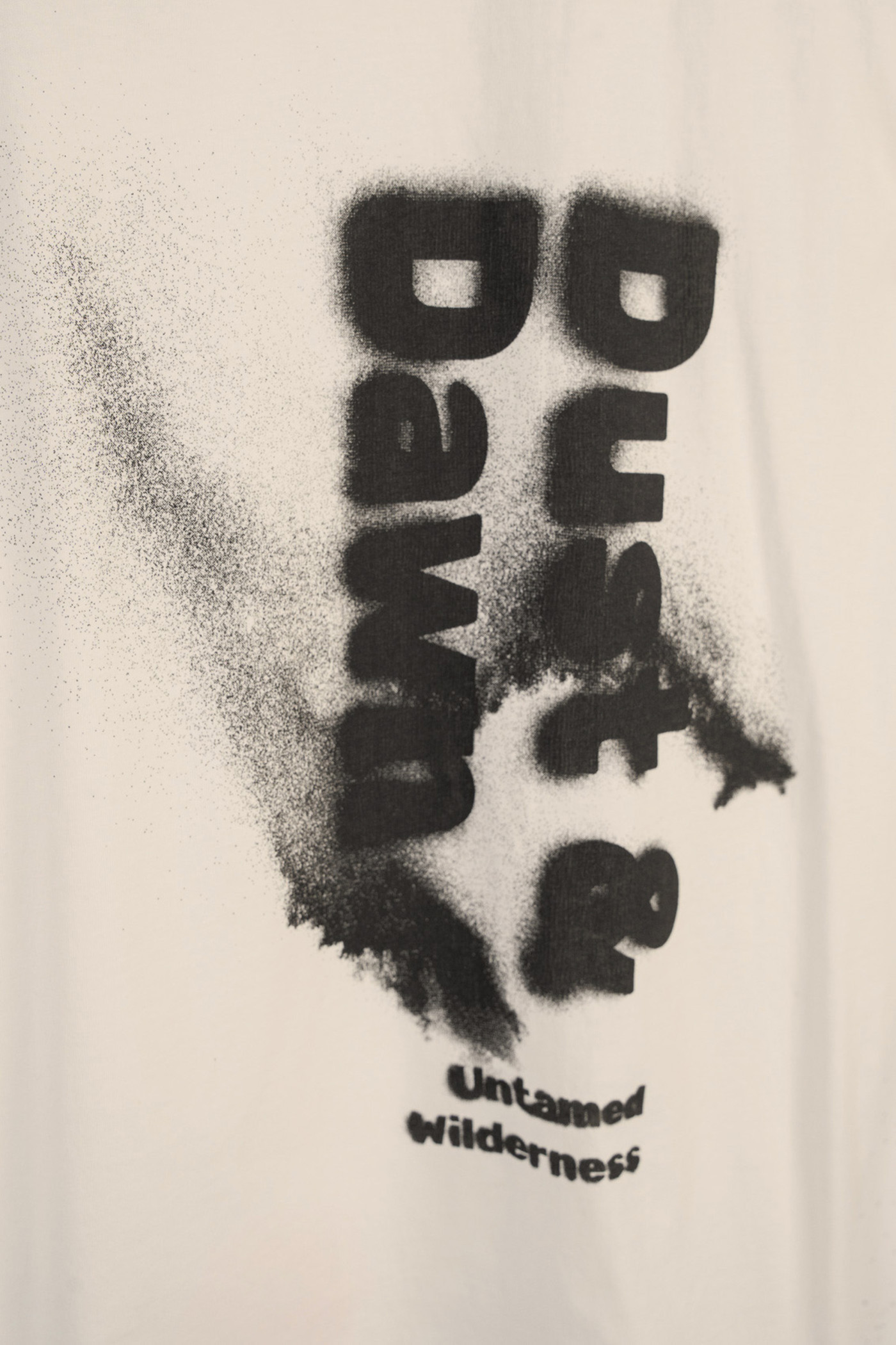 Beżowy t-shirt z autorską grafiką