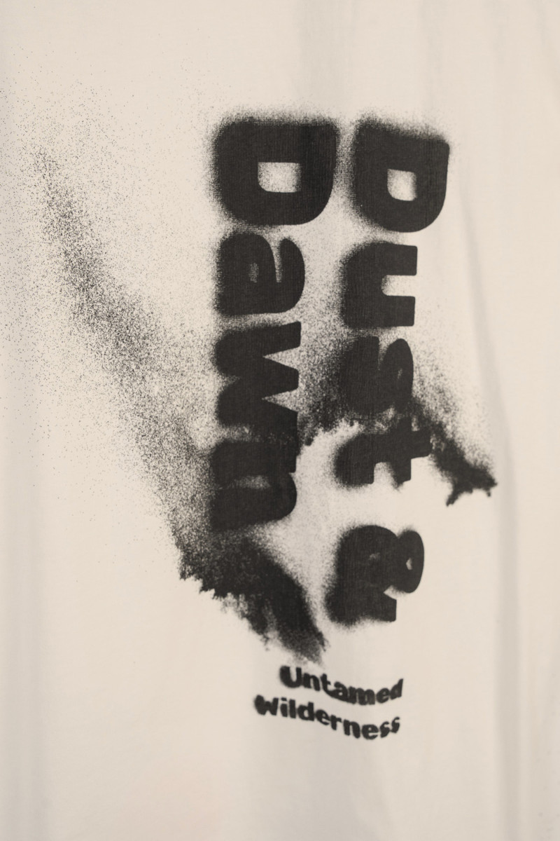 Beżowy t-shirt z autorską grafiką