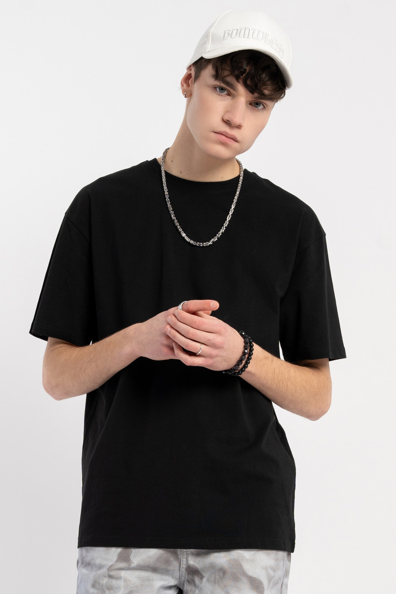 Czarny t-shirt z nadrukiem z tyłu