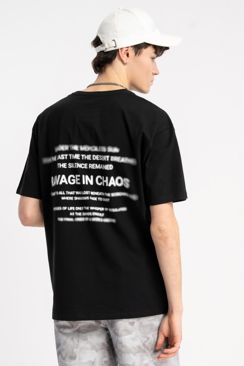 Czarny t-shirt z nadrukiem z tyłu
