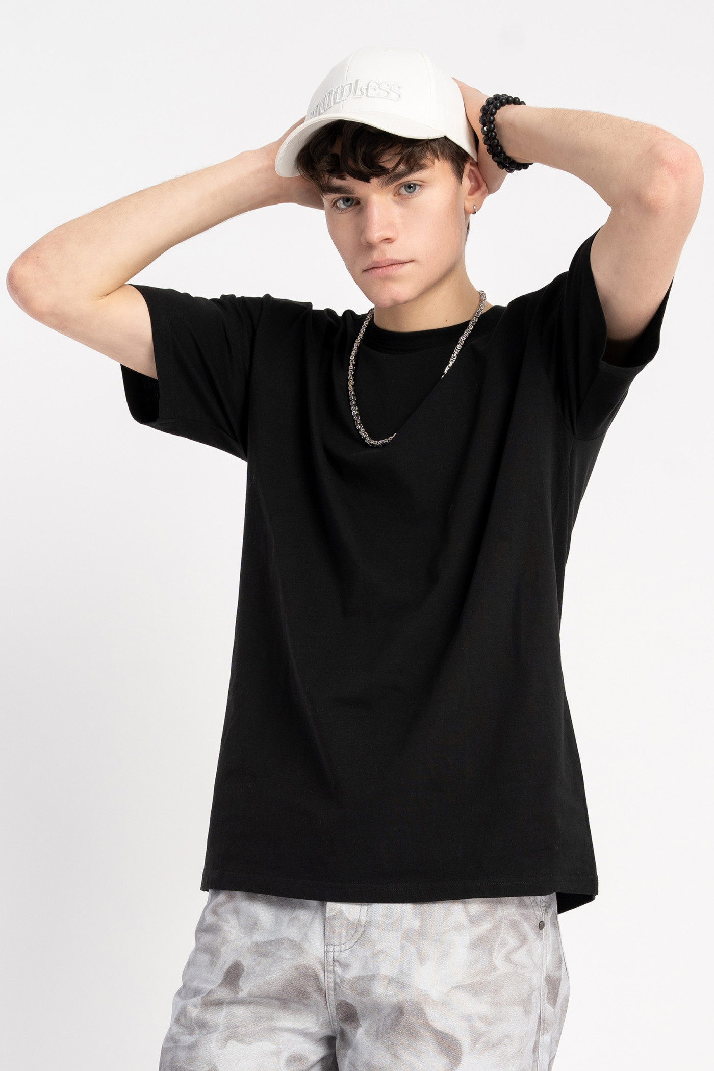 Czarny t-shirt z nadrukiem z tyłu