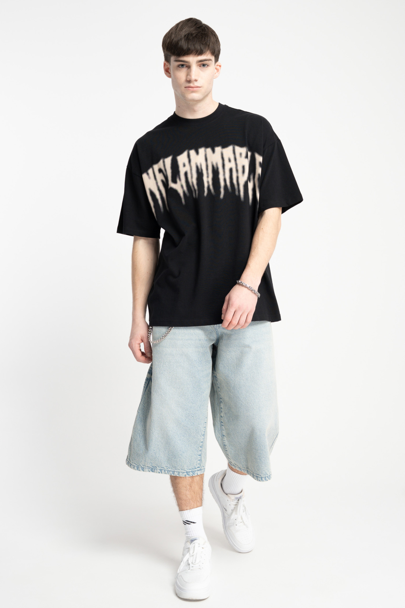 Czarny t-shirt z nadrukiem z przodu