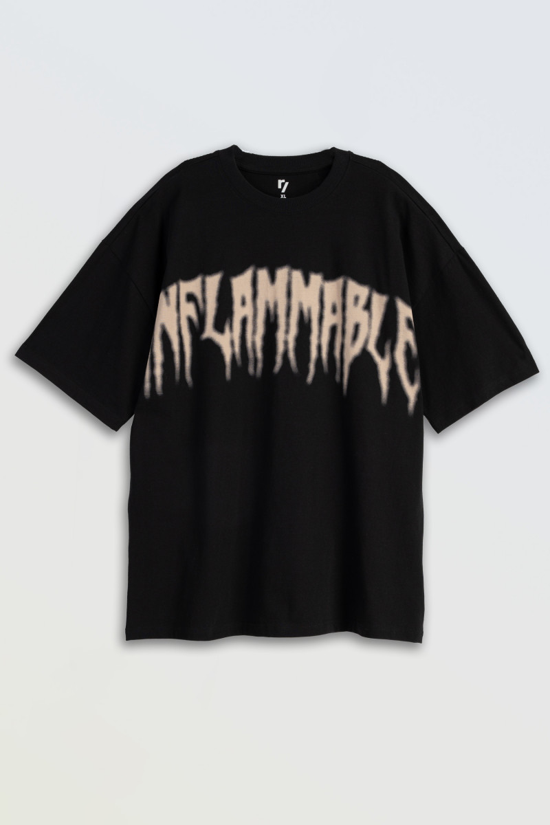 Czarny t-shirt z nadrukiem z przodu