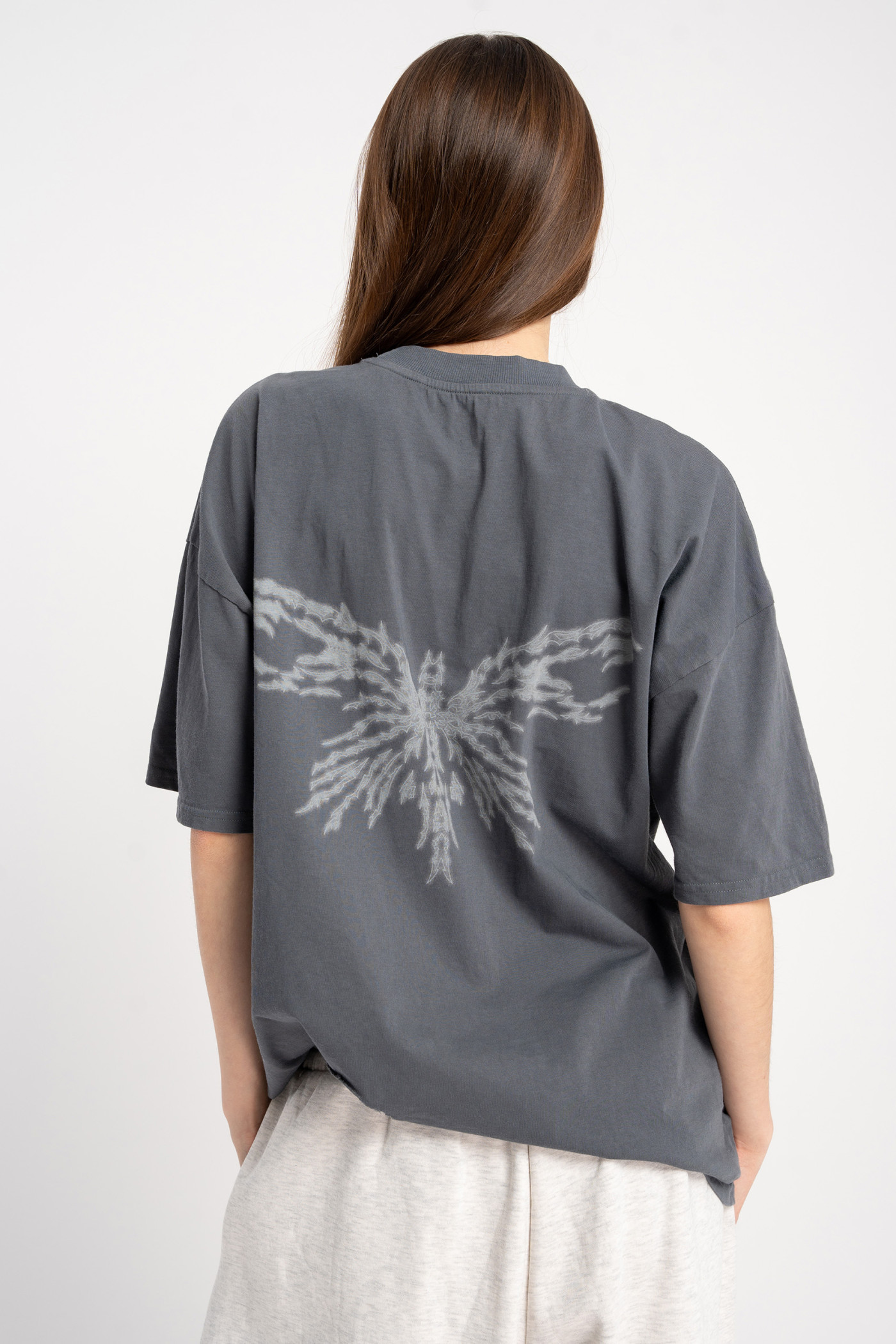 Ciemnoszary t-shirt z autorską grafiką z z tyłu