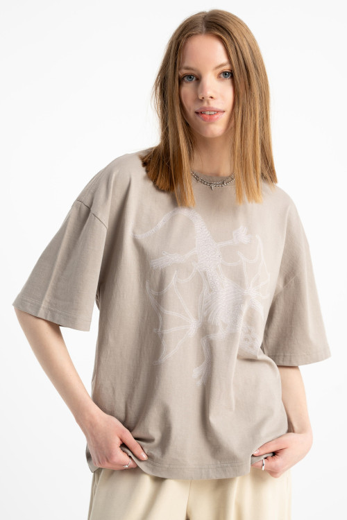 Beżowy t-shirt z autorską grafiką z przodu z kryształkami