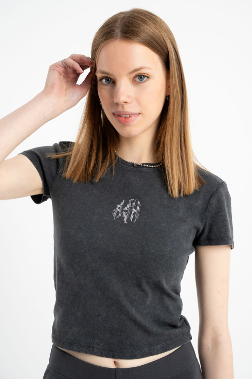 Szary CROP TOP z ozdobną aplikacją z kryształków