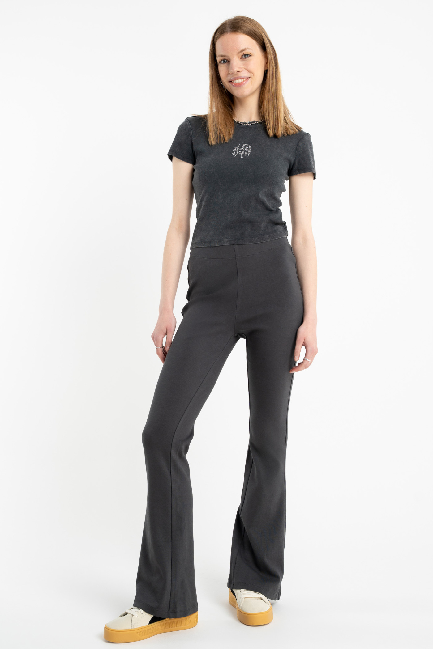 Szary CROP TOP z ozdobną aplikacją z kryształków