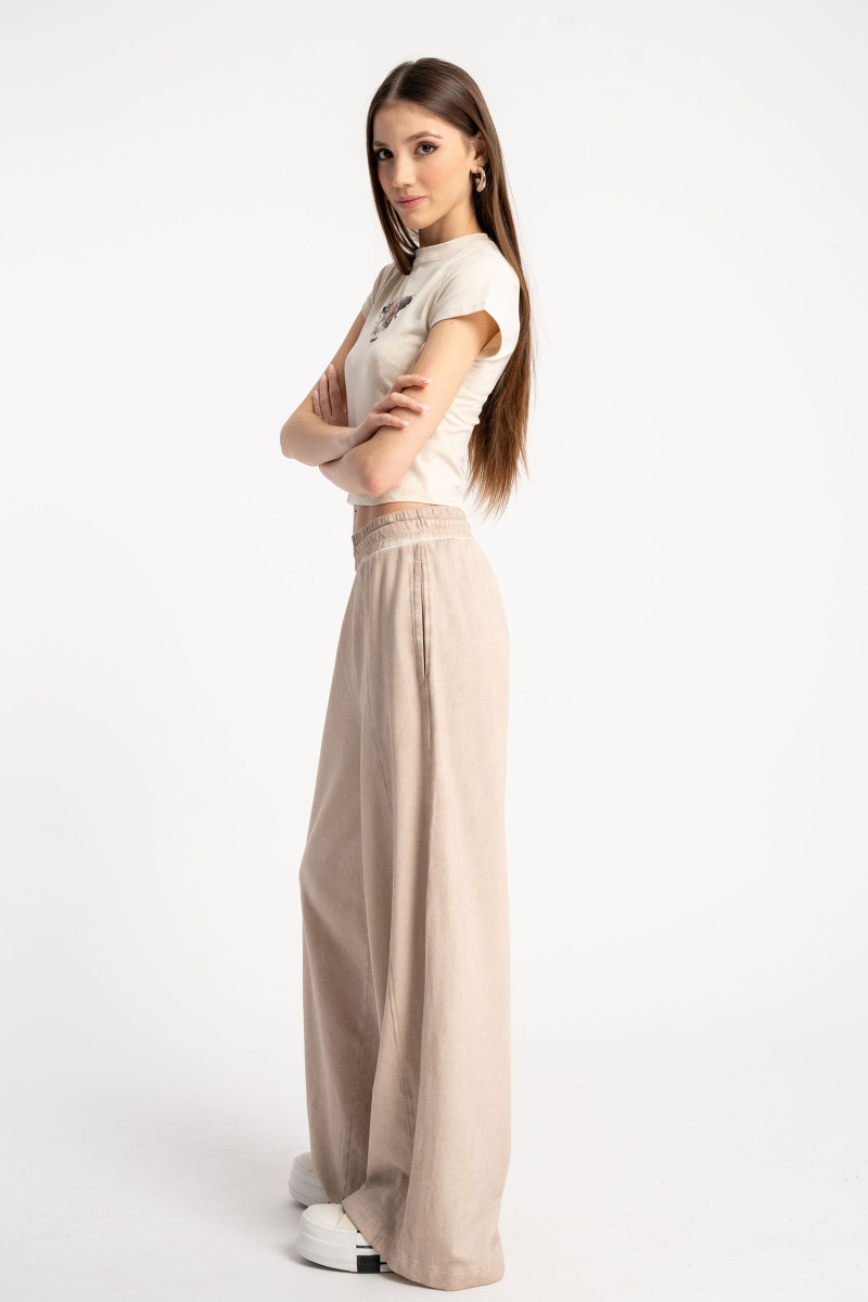 Beżowy CROP TOP z minimalistyczną grafiką z przodu