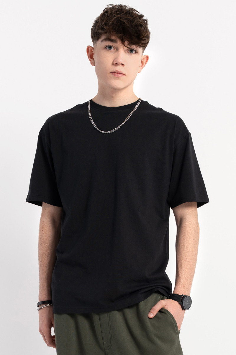 Czarny luźny t-shirt bez nadruków