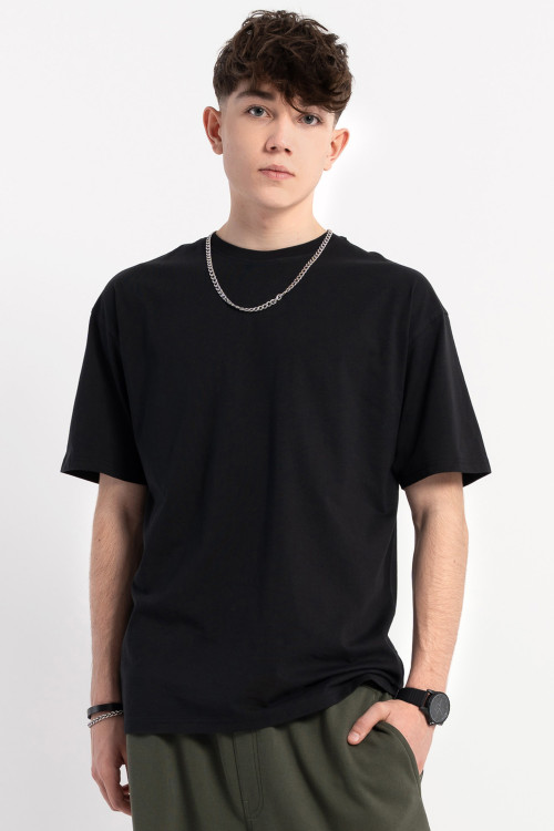 Czarny luźny t-shirt bez nadruków