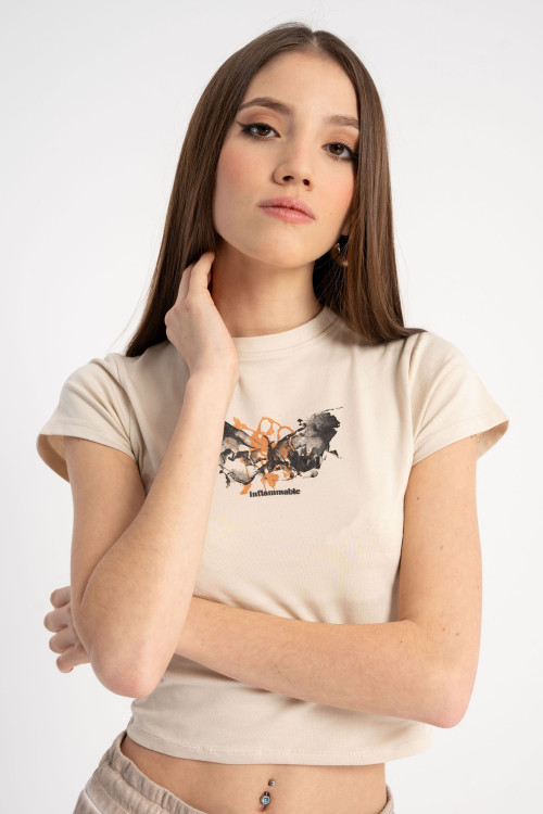 Beżowy CROP TOP z minimalistyczną grafiką z przodu